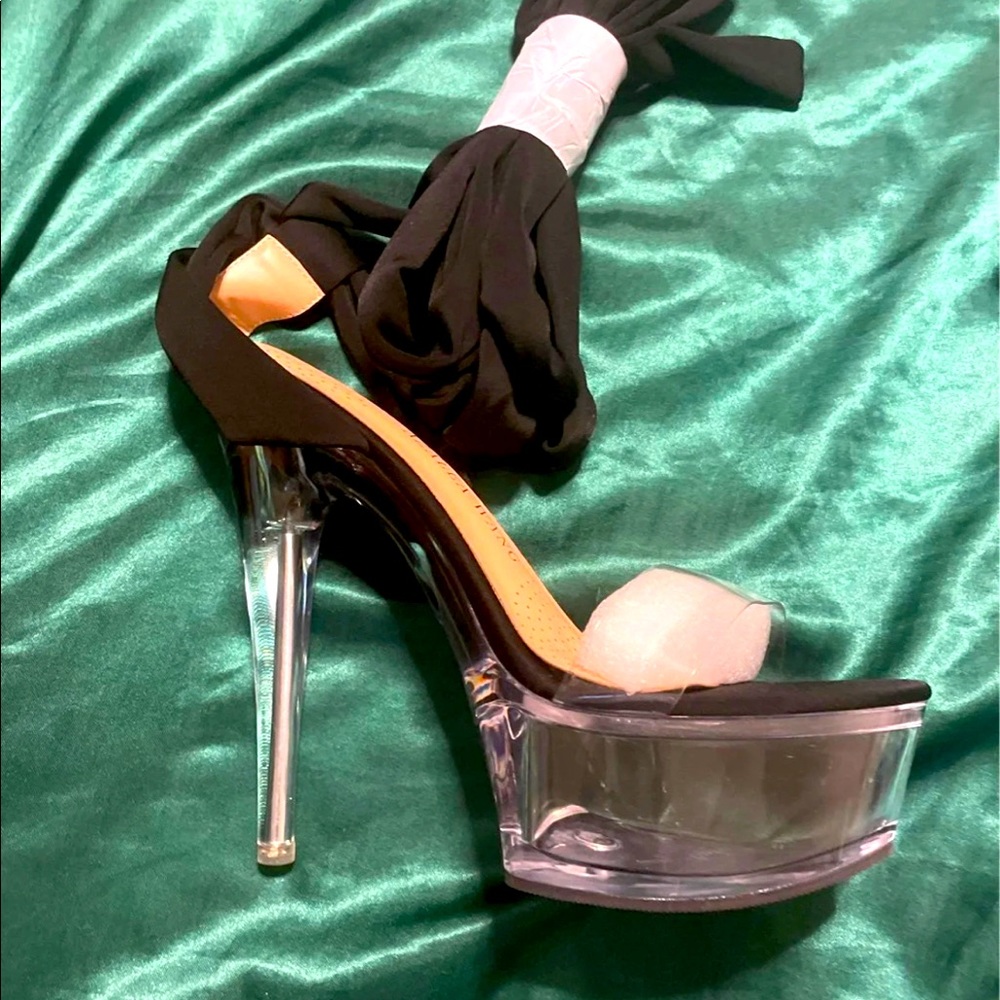 Cute never worn platform heel